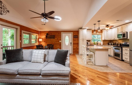 Fletcher Cabin | Skyridge Cabin | Beautiful Log Cabin with Fire Pit | Near Asheville