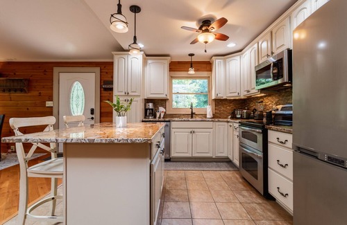 Fletcher Cabin | Skyridge Cabin | Beautiful Log Cabin with Fire Pit | Near Asheville