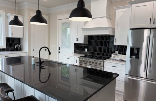 Edgehill House | Skyrise Stay - New 5-Story w/Rooftop Bar, Hot Tub, Elevator & Skyway Bridge