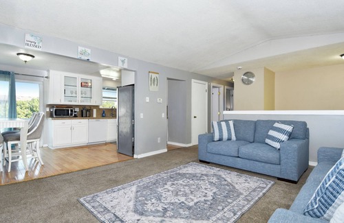 Five Corners House | SkyRoom - Private 1-bedroom Room in lovely Vancouver Home