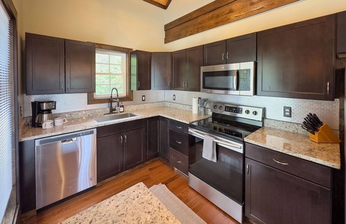 Lookout Valley Neighborhood Association Apartment | Skyuka Chalet Wooded Retreat | Spa, Pool, Firepit