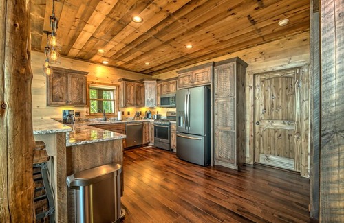 Aska Cabin | Skyview - Mountain View | Hot Tub | Outdoor Fireplace | Fire pit | Pool Table