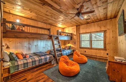 Aska Cabin | Skyview - Mountain View | Hot Tub | Outdoor Fireplace | Fire pit | Pool Table