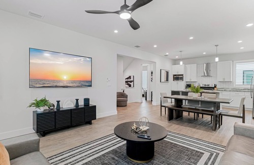Largo House | Skyview Retreat - Luxury Townhome W/Rooftop Views