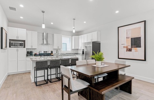 Largo House | Skyview Retreat - Luxury Townhome W/Rooftop Views