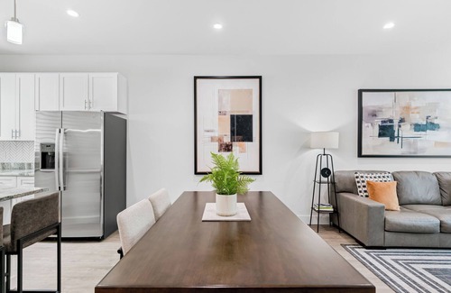 Largo House | Skyview Retreat - Luxury Townhome W/Rooftop Views