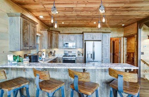 Aska Cabin | Skyview - Sensational Vacation Destination, Panoramic Mtn Views, Hot Tub