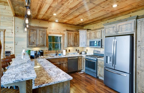 Aska Cabin | Skyview - Sensational Vacation Destination, Panoramic Mtn Views, Hot Tub