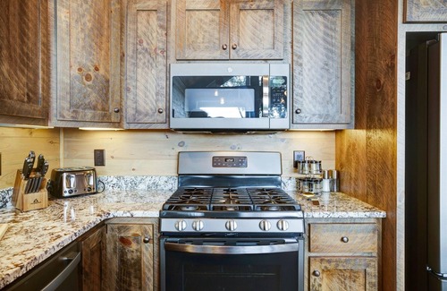 Aska Cabin | Skyview - Sensational Vacation Destination, Panoramic Mtn Views, Hot Tub