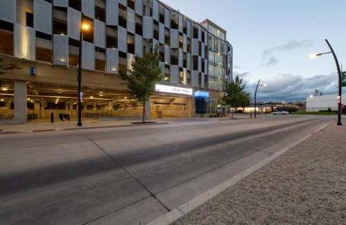 Milwaukee Apartment | Skywalk to Fiserv 1BR with Rooftop, Gym, and Parking