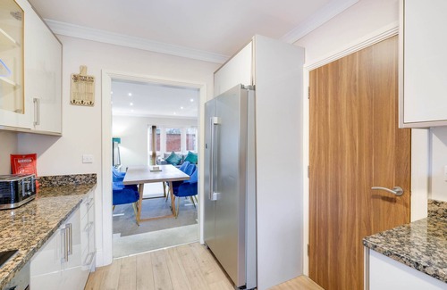 Slough House | SL Reet Gdns 38 - Town Center 4 Bedroom 4 bathroom Hse with Parking Slough (38)