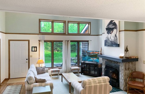 La Pointe House | Slainte - Cottage located near Downtown La Pointe with Screened-in Porch!