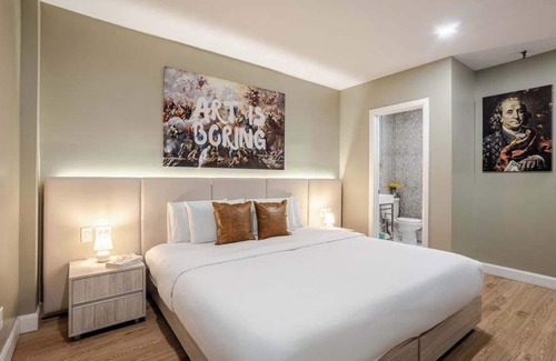 Gay Village Hotel | Slate King – Heart of Montreal