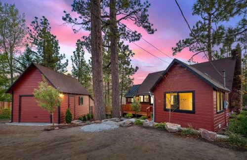 Big Bear Lake Ski Chalet | Sled-Ski Lakeside Village Cabin - Spa - BBQ - Firepit - Loft - Games