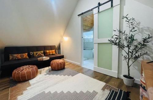 Big Bear Lake Ski Chalet | Sled-Ski Lakeside Village Cabin - Spa - BBQ - Firepit - Loft - Games