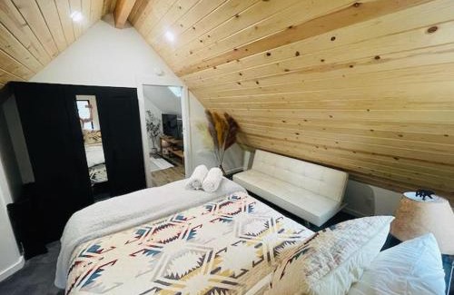 Big Bear Lake Ski Chalet | Sled-Ski Lakeside Village Cabin - Spa - BBQ - Firepit - Loft - Games