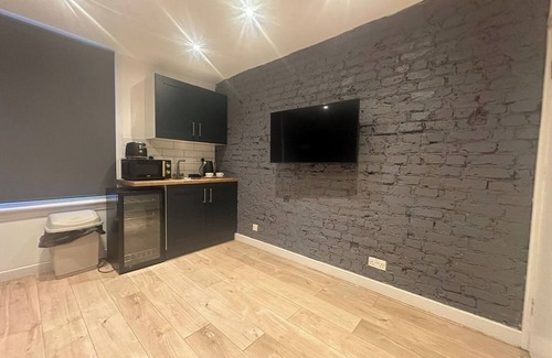 Yiewsley Apartment | Sleek 1BD Retreat Near Heathrow and Elizabeth Line