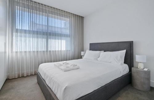 Coogee Apartment | Sleek 1BR Apartment with Skylight near Coogee Beach