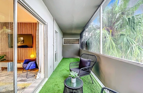 Lauderdale Harbours Condo | Sleek 1BR: Pool & Fashionable Design