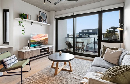 Cremorne Apartment | Sleek and Convenient - Close to MCG & Swan St
