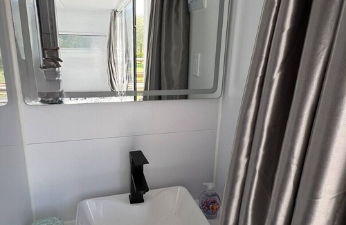 Klamath Cabin | Sleek and Modern Glamping Pod in Klamath, Perfect for a Getaway near the Pacific Ocean