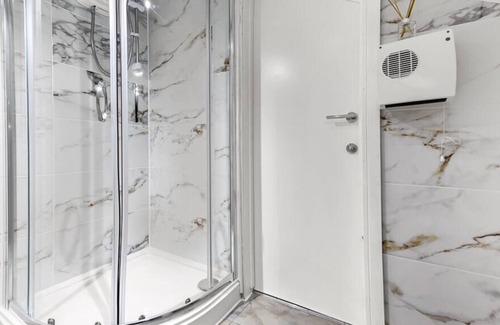 Chelmsford Apartment | Sleek and Modern Studio with Minimalist Vibe