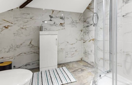 Chelmsford Apartment | Sleek and Modern Studio with Minimalist Vibe