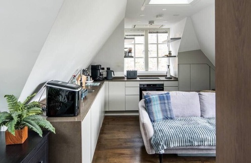 Ravenscourt Park Apartment | Sleek and Stylish 1BD Apt w/Balcony, Hammersmith