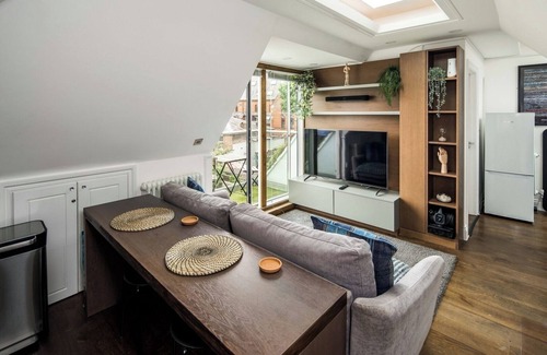 Ravenscourt Park Apartment | Sleek and Stylish 1BD Apt w/Balcony, Hammersmith