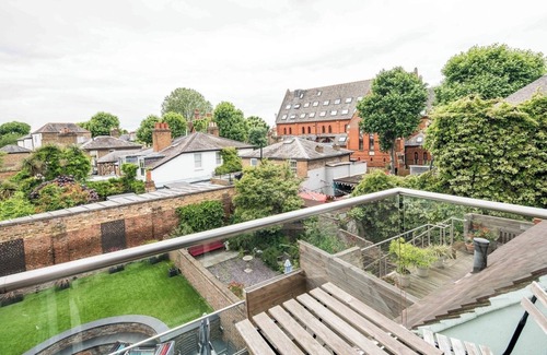 Ravenscourt Park Apartment | Sleek and Stylish 1BD Apt w/Balcony, Hammersmith