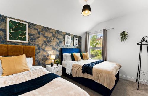 Bedminster House | Sleek and Stylish Abode - Parking