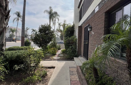 Santa Ana Apartment | Sleek Broadway 2B2B 10 mins. away to Disneyland