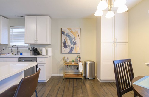 Villa Heights House | *Sleek Bungalow Near Noda* - Walk to Optimist Hall