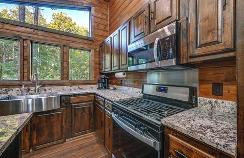 Pickens Cabin | Sleek Cabin w/Hot Tub: 11 Mi to Broken Bow Lake!