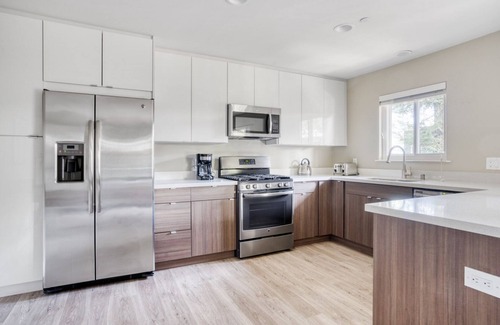 Campbell Apartment | Sleek Campbell 2BR w/Pool, Gym & Spa, walk to WF & TJ, by Blueground