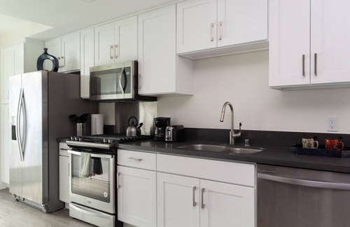 Pasadena Apartment | Sleek & Central Studio in Old Town Pasadena
