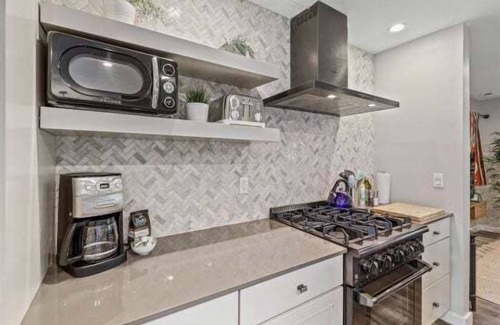 Southside House | Sleek Chic Mountain Retreat with Loft Studio | HOT TUB | Walk to Downtown & NAU