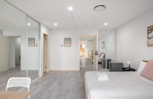 Revesby House | Sleek & Comfortable Ensuite Double Room at Revesby with Shared Kitchen