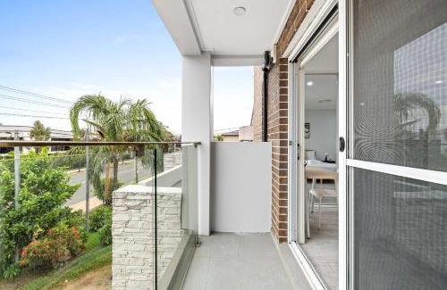 Revesby House | Sleek & Comfortable Ensuite Double Room at Revesby with Shared Kitchen