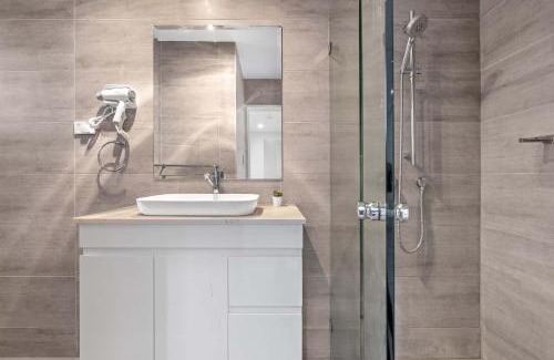 Revesby House | Sleek & Comfortable Ensuite Double Room at Revesby with Shared Kitchen