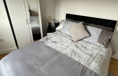 Tower Hamlets Apartment | Sleek & Cosy 1BD Flat - Mile End