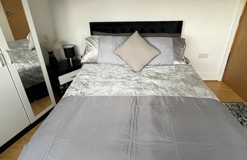 Tower Hamlets Apartment | Sleek & Cosy 1BD Flat - Mile End