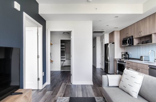 Crystal City Apartment | Sleek Crystal City 1BR w/Pool, Gym, W/D, 1 block to WF by Blueground