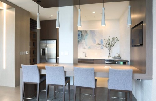 Crystal City Apartment | Sleek Crystal City 1BR w/Pool, Gym, W/D, 1 block to WF by Blueground