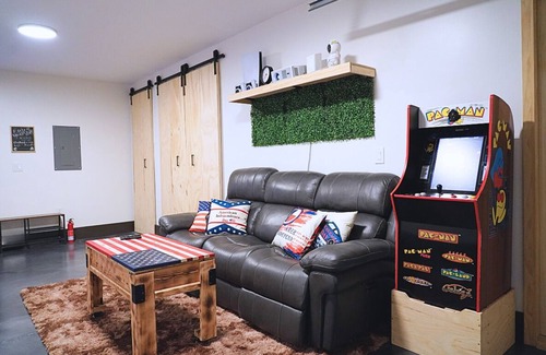Urban Core House | Sleek Designer Loft: PS-5, Arcade, and Luxury Amenities/Downtown Jacksonville