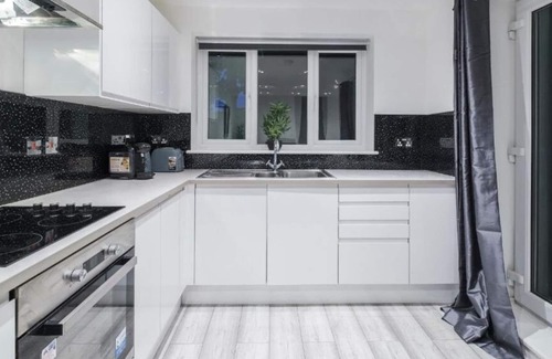 Southend-on-Sea Apartment | Sleek & Elegant 1BR City Centre Nr High St & Southend Beach by Luxiety Stays