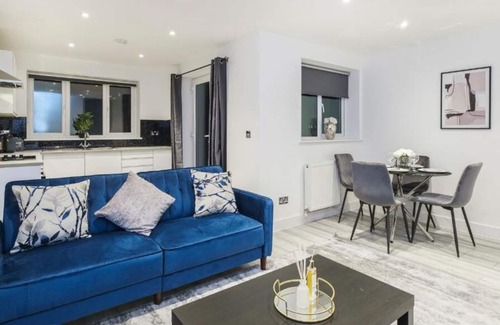 Southend-on-Sea Apartment | Sleek & Elegant 1BR City Centre Nr High St & Southend Beach by Luxiety Stays
