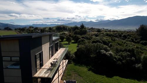 Kaikoura House | Sleek, Elevated Views, Hidden