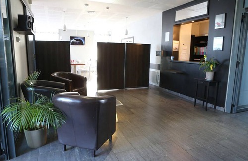 Chevilly-Larue Hotel | Sleek Flat: Great Bedding & Convenient Elevator & Useful Kitchenette