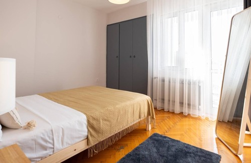 Karsiyaka Apartment | Sleek Flat with Sea View Balcony 2 min to Coast